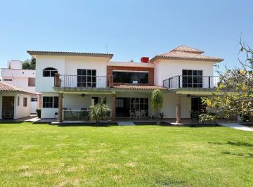 Casa · 737m² · 3 Recámaras · 5 Estacionamientos · Casa en Venta en Atlixco, con Más de 1,000 m² de Terreno