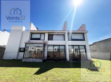 Casa · 531m² · 3 Recámaras · 3 Estacionamientos · Casa en Venta en Lomas de Angelópolis 1, en Cluster 222a, con 500 m² de Jardín