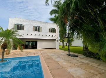 Casa de 3 habitaciones, Mérida · Casa en Venta en Colonia México Norte, Amplio Terreno, Alberca y Paneles Solares.