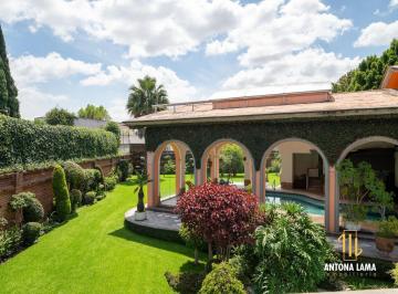 Casa · 1135m² · 3 Recámaras · 8 Estacionamientos · Casa en Venta en Fraccionamiento en Zavaleta