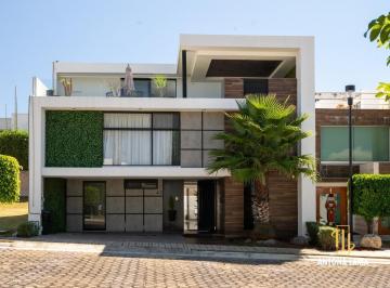 Casa · 414m² · 2 Estacionamientos · Casa en Venta en Parque Victoria, Lomas de Angelópolis, Puebla