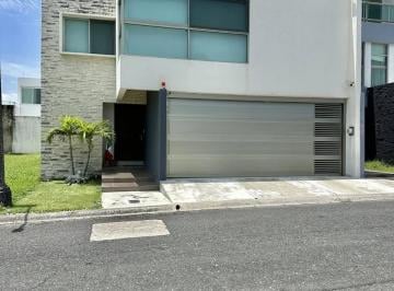 Casa · 235m² · 3 Recámaras · 2 Estacionamientos · Casa en Venta Fraccionamiento Lomas del Sol