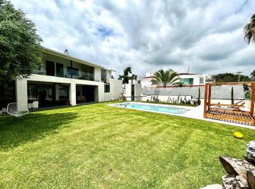 Casa · 630m² · 5 Recámaras · 2 Estacionamientos · Casa en Sola en Venta