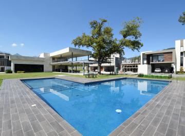 Casa · 350m² · 3 Recámaras · 2 Estacionamientos · Espectacular Residencia en Fraccionamiento Las Esmeraldas