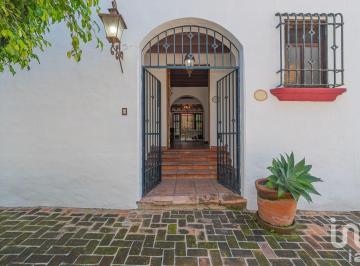 Casa · 359m² · 4 Recámaras · 2 Estacionamientos · Casa Colonial en El Corazón de Vista Hermosa, Cuernavaca 3 Recámaras.