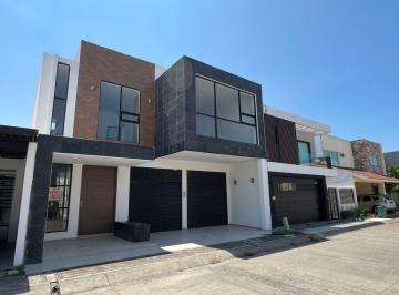 Casa · 300m² · 3 Recámaras · 2 Estacionamientos · Casa en Venta con Roof Garden en Palmas Medellín Veracruz