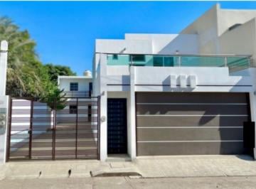 Casa · 335m² · 7 Recámaras · 4 Estacionamientos · Casa - Las Cucas