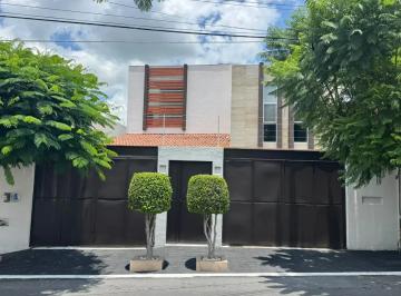 1 · Casa en Venta en Juriquilla con Amplio Jardín y Excelente Ubicación
