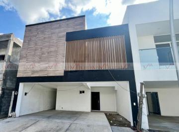 Casa · 240m² · 3 Recámaras · 2 Estacionamientos · Casa en Venta en Hacienda Santa Clara