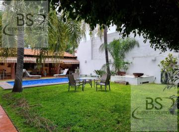 Casa · 725m² · 4 Recámaras · 3 Estacionamientos · Venta/ Renta Casa en Privada Jurica /ng