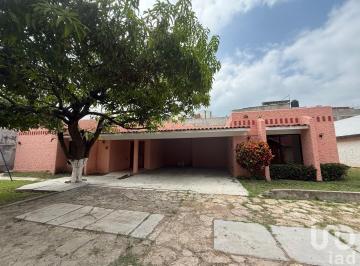 Casa · 300m² · 4 Recámaras · 2 Estacionamientos · Casa en Venta de Una Planta Frente Al Hotel Marriot Tuxtla