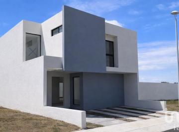 Casa · 182m² · 3 Recámaras · 3 Estacionamientos · Casa en Venta, Zakia (Condominio Nayenh) El Marques, Queretaro. con Estudio, Casa Club, Gimnasio