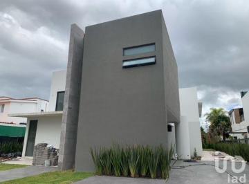 Casa · 1000m² · 4 Recámaras · 6 Estacionamientos · Casa en Renta en El Campanario Querétaro