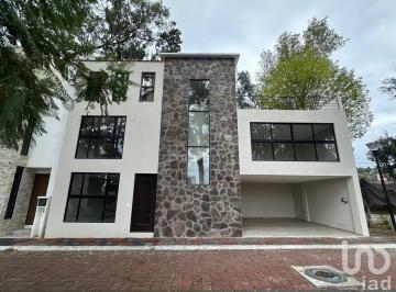 Casa · 204m² · 3 Recámaras · 2 Estacionamientos · Moderna Casa con Jardín y Roof Garden en Fraccionamiento Foresta
