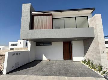 Casa · 224m² · 3 Recámaras · 2 Estacionamientos · Casa en Venta en El Cielo Loma Alta