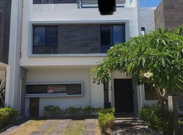 Casa · 120m² · 3 Recámaras · 2 Estacionamientos · Vendo Linda Casa de 3 Rec en Residencial Arbolada de 3 Niveles