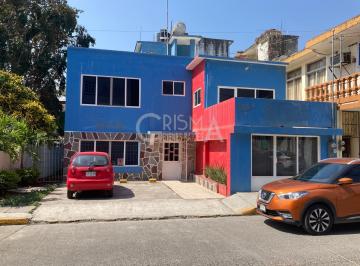 Casa · 233m² · 5 Recámaras · 2 Estacionamientos · Casa en Venta Ideal Para Oficinas, Instituto, Comercio en Zona Centro
