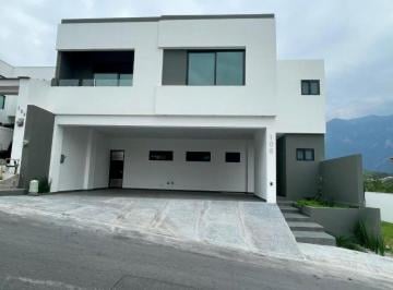 Casa · 370m² · 3 Recámaras · 3 Estacionamientos · Casa en Venta en Los Milagros de Valle Alto Monterrey Nuevo Leon Zona Sur Carretera Nacional