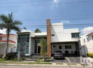 Casa · 414m² · 4 Recámaras · 2 Estacionamientos · Casa en Venta Fracc. Casa Fuerte, Tlajomulco, Jalisco