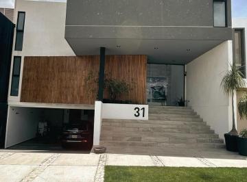 Casa · 500m² · 3 Recámaras · 2 Estacionamientos · Casa en Venta con Alberca en Angelopolis Vista Real Sur, Puebla.