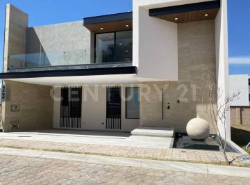 Casa · 376m² · 4 Recámaras · 3 Estacionamientos · Venta de Casa en Lomas de Angelopolis Cluster Jalisco