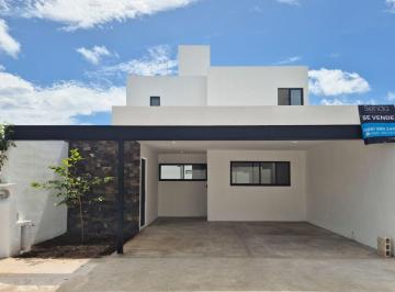 Casa de 3 habitaciones, Mérida · Casa en Venta en Gran San Pedro Cholul con Habitación en Planta Baja y Alberca