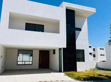 Casa · 314m² · 4 Recámaras · 2 Estacionamientos · Casa en Venta en Lomas de Angelopolis II, con 4 Recamaras.