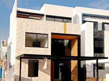 Casa · 301m² · 5 Recámaras · 2 Estacionamientos · Venta de Casa en Aqua Residencial, Cancun