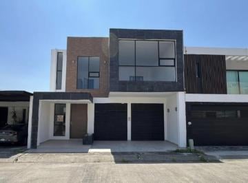 Casa · 300m² · 2 Recámaras · 2 Estacionamientos · Casa en Venta en Fraccionamiento Las Palmas
