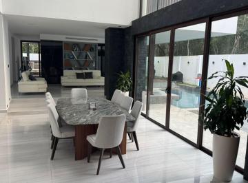 Casa · 892m² · 4 Recámaras · 3 Estacionamientos · Casa en Venta en Playa del Carmen, Quintana Roo.