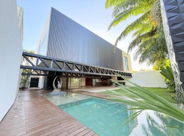 Casa · 585m² · 4 Recámaras · 3 Estacionamientos · Casa - Fraccionamiento Altabrisa