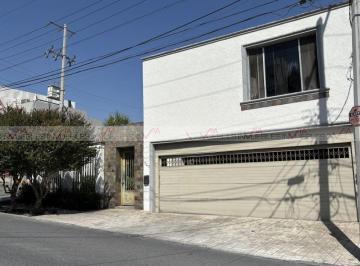 Casa · 360m² · 3 Recámaras · 2 Estacionamientos · Casa en Venta en Las Cumbres