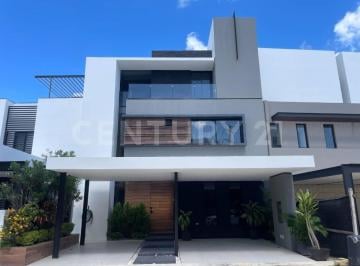 Casa · 310m² · 4 Recámaras · 2 Estacionamientos · Casa con 176 m² de Superficie de Terreno y 4 Recámaras en Venta en Cancún Aqua Residencial