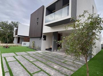 Casa en condominio · 429m² · 4 Recámaras · 2 Estacionamientos · Residencia con Paneles en Privada Yucatán Country Club
