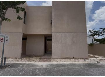 Casa en condominio · 273m² · 4 Recámaras · 2 Estacionamientos · Residencia en Esquina Paseo Country en Mérida Yucatan