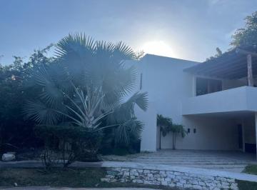 Casa en condominio · 363m² · 4 Recámaras · 2 Estacionamientos · Hermosa Residencia en Privada Yucatán Country Club