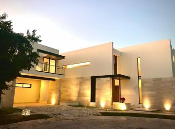Casa en condominio · 472m² · 4 Recámaras · 2 Estacionamientos · Venta Residencia con Paneles Solares en Privada