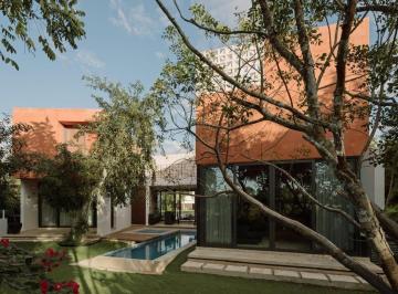 Casa en condominio · 555m² · 4 Recámaras · 4 Estacionamientos · Venta o Renta Residencia en Privada Frente Al Campo de Golf Yucatán Countty Club