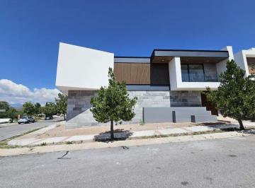 Casa de 5 habitaciones, San Luis Potosí · Casa en Venta en Club de Golf La Loma Slp con Alberca