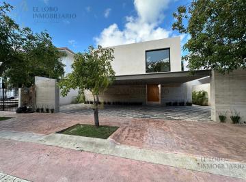 Casa · 478m² · 4 Recámaras · 3 Estacionamientos · Casa en Venta en Cancún Residencial con Alberca, Jacuzzi