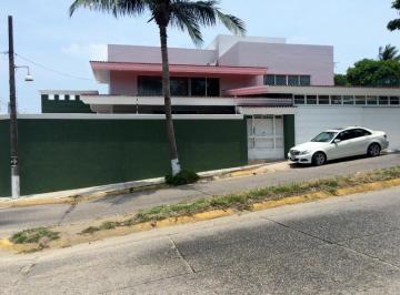 Casa · 675m² · 3 Recámaras · 2 Estacionamientos · Casa en Venta Ubicada en Av México, Col. Petrolera en La Ciudad de Coatzacoalcos, Veracruz.