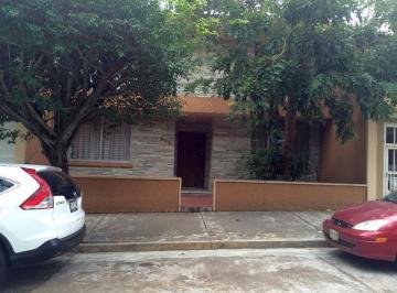 Casa · 5 Recámaras · 5 Estacionamientos · Amplia Casa en Renta, Av Zamora, Col. Centro