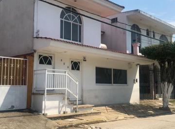 Casa · 350m² · 3 Recámaras · 2 Estacionamientos · Casa en Venta, Chihuahua, Col. Petrolera.