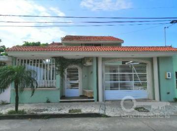 Casa · 240m² · 4 Recámaras · 3 Estacionamientos · Casa en Venta en Calle Niños Heroes, Colonia Guadalupe Victoria, Coatzacoalcos, Ver.