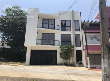 Edificio · 909m² · 12 Recámaras · 8 Estacionamientos · Venta de Edificio con 4 Departamentos en Calle Cuauhtémoc, Col. Centro, Coatzacoalcos, Ver.