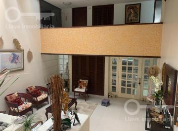 Casa · 300m² · 3 Recámaras · 2 Estacionamientos · Venta y Renta de Casa Amueblada con 3 Habitaciones en Calle Cuauhtémoc, Col. Centro, Coatzacoalcos,