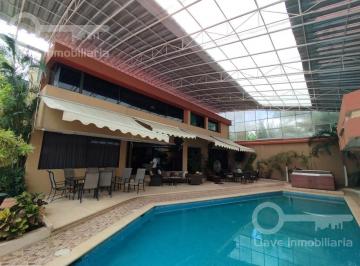 Casa · 705m² · 4 Recámaras · 6 Estacionamientos · Venta y Renta de Casa con 4 Habitaciones y Alberca en Calle Veracruz, Col. Petrolera, Coatzacoalcos