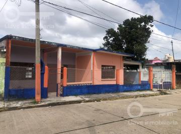 Casa · 454m² · 2 Recámaras · 6 Estacionamientos · Venta de Casa con 2 Habitaciones en Cerrada de Independencia, Col. Adolfo Ruiz Cortines, Minatitlán