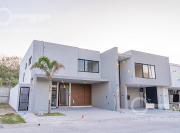 Casa · 210m² · 4 Recámaras · 2 Estacionamientos · Venta de Casa Nueva en Fracc. Lomas del Dorado, en Boca del Río, Veracruz.