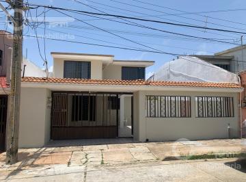 Casa · 280m² · 4 Recámaras · 3 Estacionamientos · Casa en Venta Ubicada en Calle Ignacio Ramírez, Col. Vistalmar, en Coatzacoalcos, Veracruz.